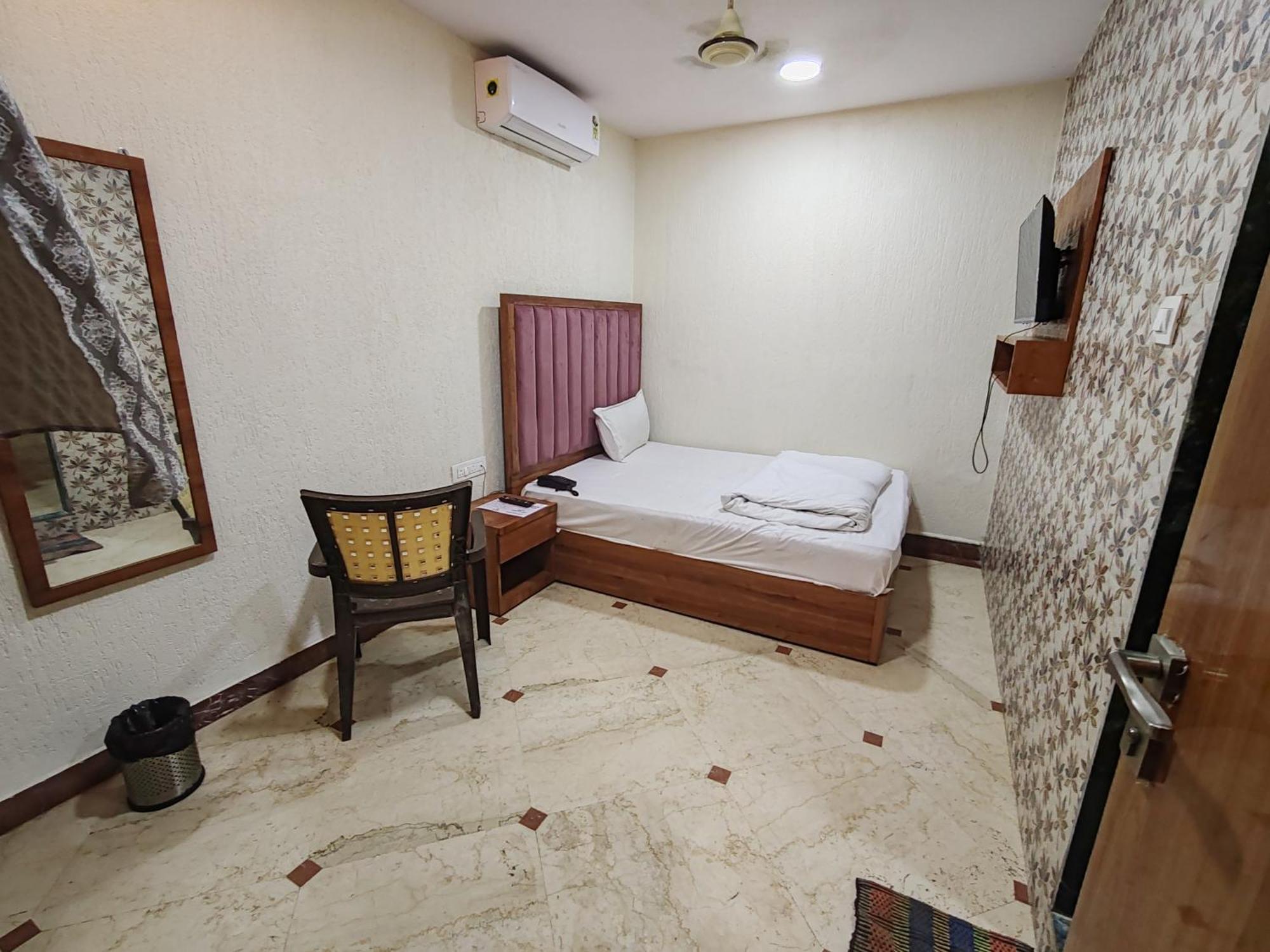 Laksh Hotel 2*
