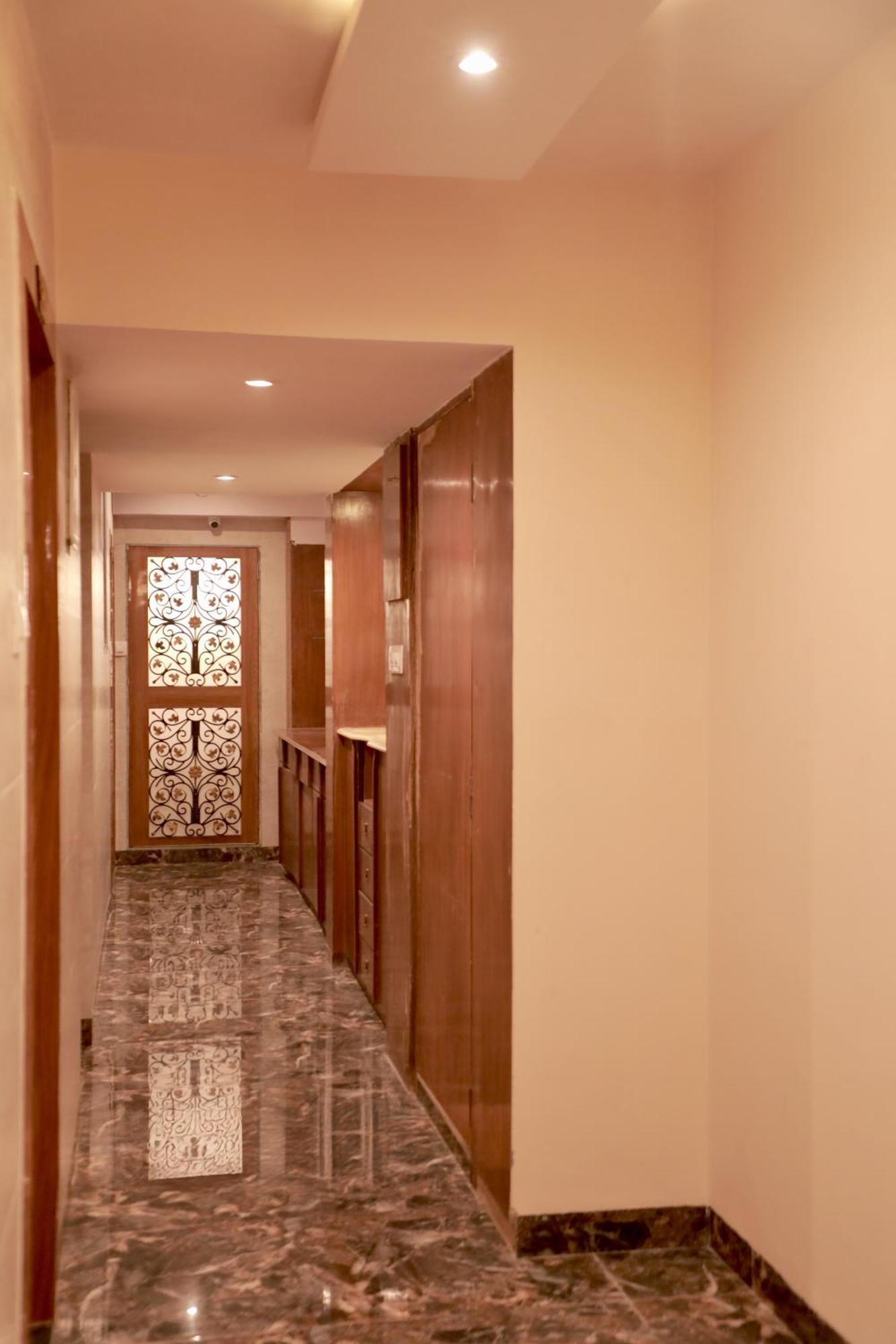 Hotel Laksh 2*
