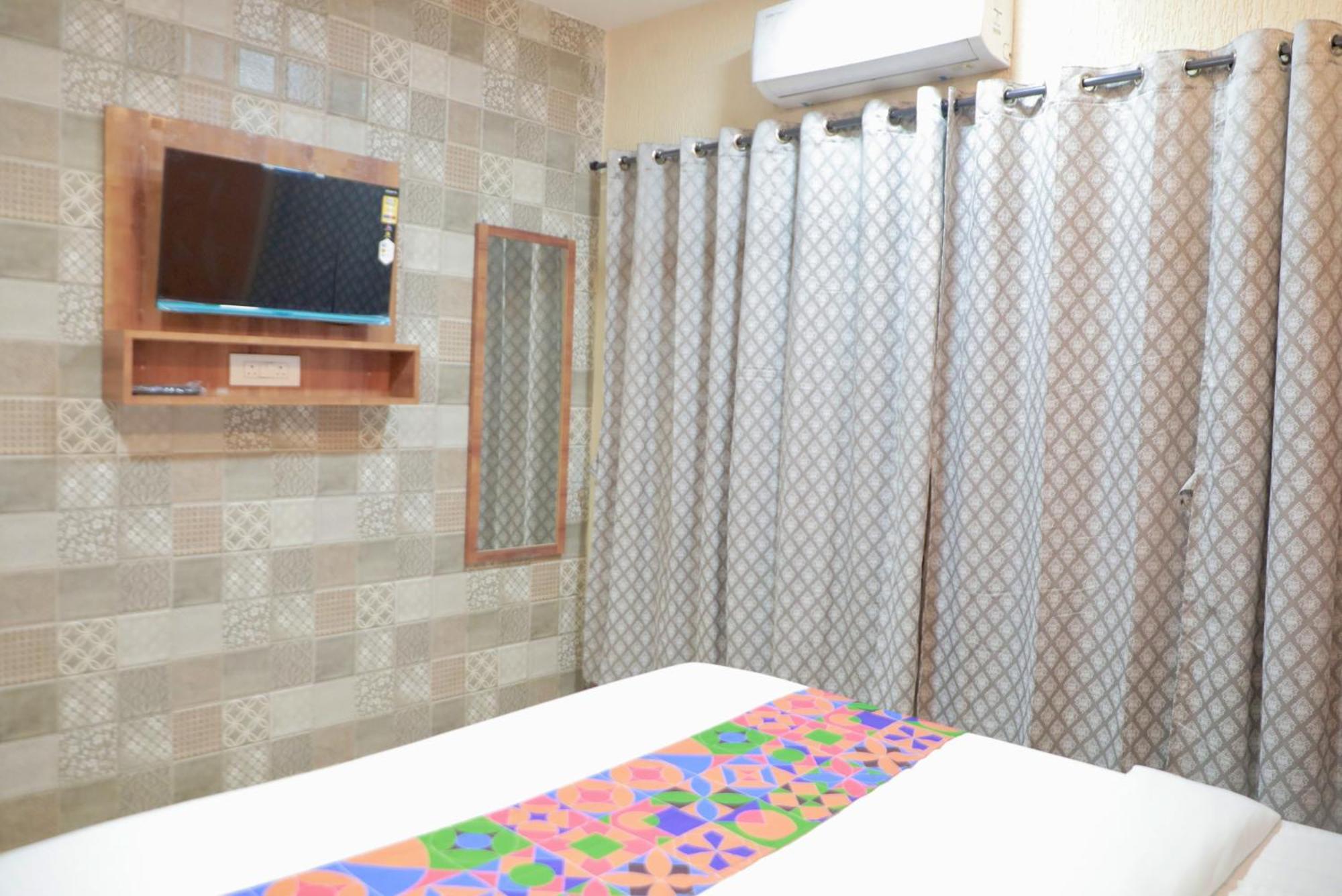 Hotel Laksh 2*